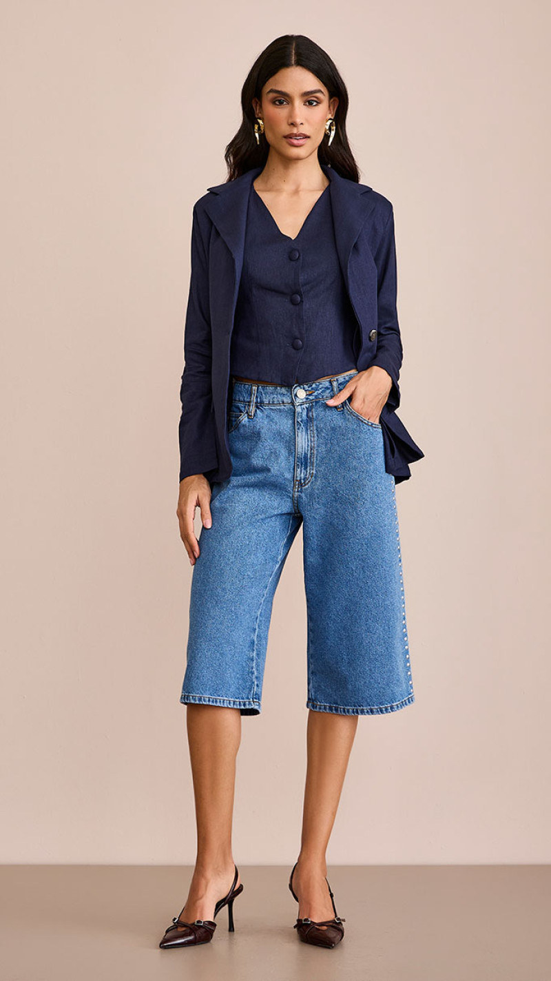 BERMUDA JEANS OVER COM TACHAS