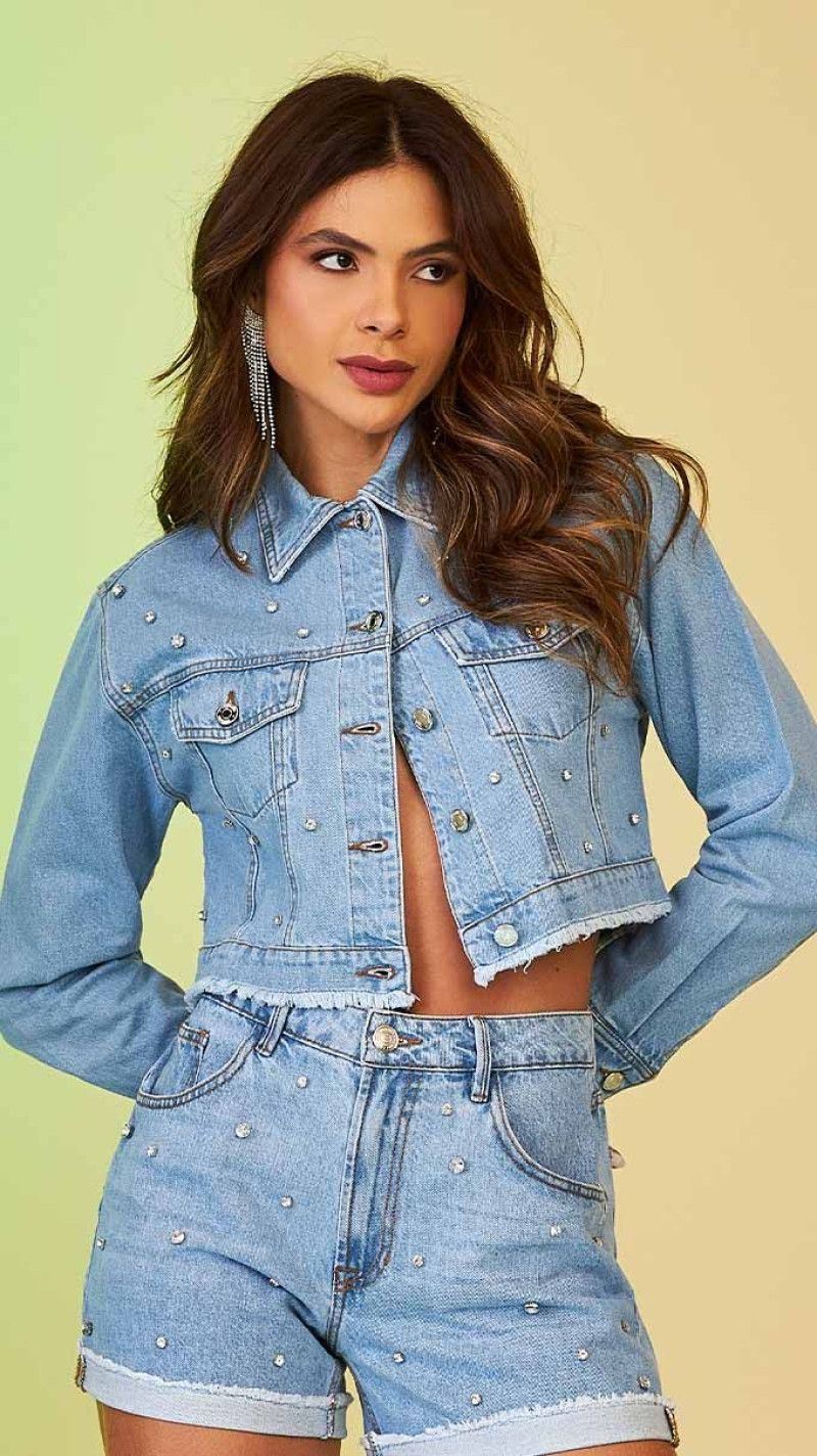 JAQUETA CROPPED JEANS COM STRASS
